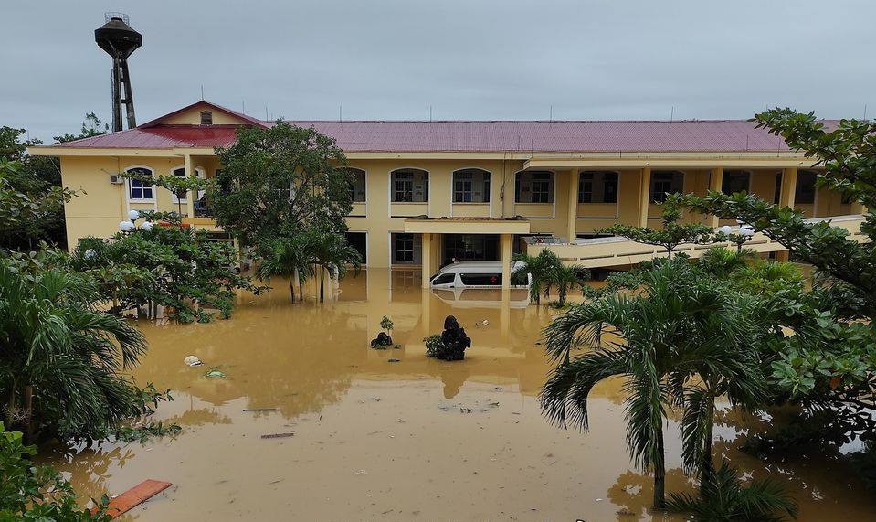 Bệnh viện ở Quảng Bình bị cô lập trong lũ