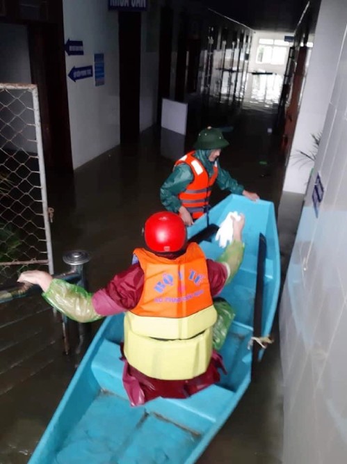 Một sản phụ được vận chuyển bằng thuyền đến Bệnh viện Đa khoa huyện Cẩm Xuyên sinh con, ngày 19/10. Ảnh: Bác sĩ cung cấp.