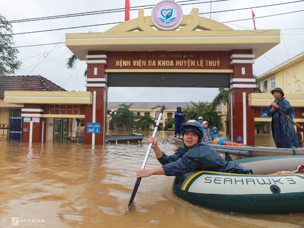 Bệnh viện Lệ Thủy ngập, nước tràn vào hết tầng 1 nơi có khoa Sản. Ảnh: Hữu Khoa