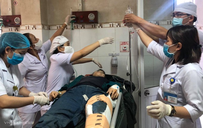 Một nạn nhân được cấp cứu tại bệnh viện Bắc Trà My. Ảnh: Hoàng Phương.