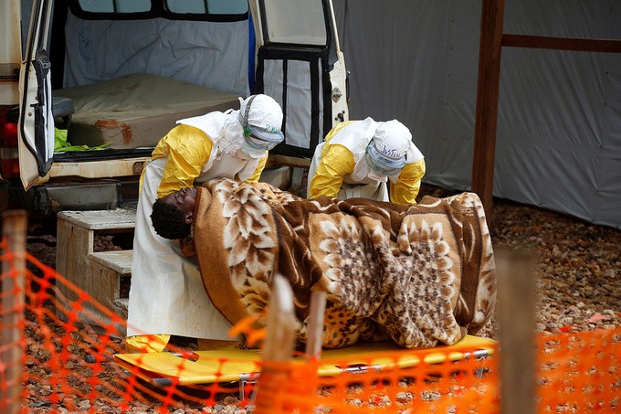 Nhân viên y tế Congo đưa một bệnh nhân mắc Ebola vào điều trị, ngày 28/3. Ảnh: Reuters.