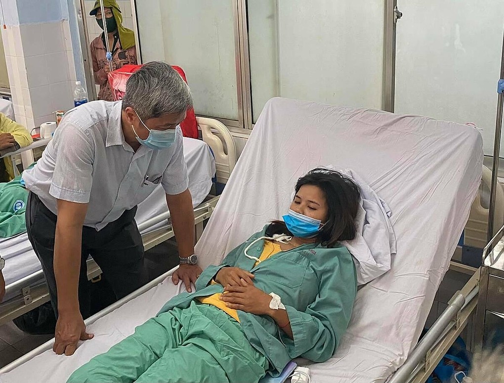 Y bác sĩ Quảng Nam khiêng bệnh nhân chục cây số