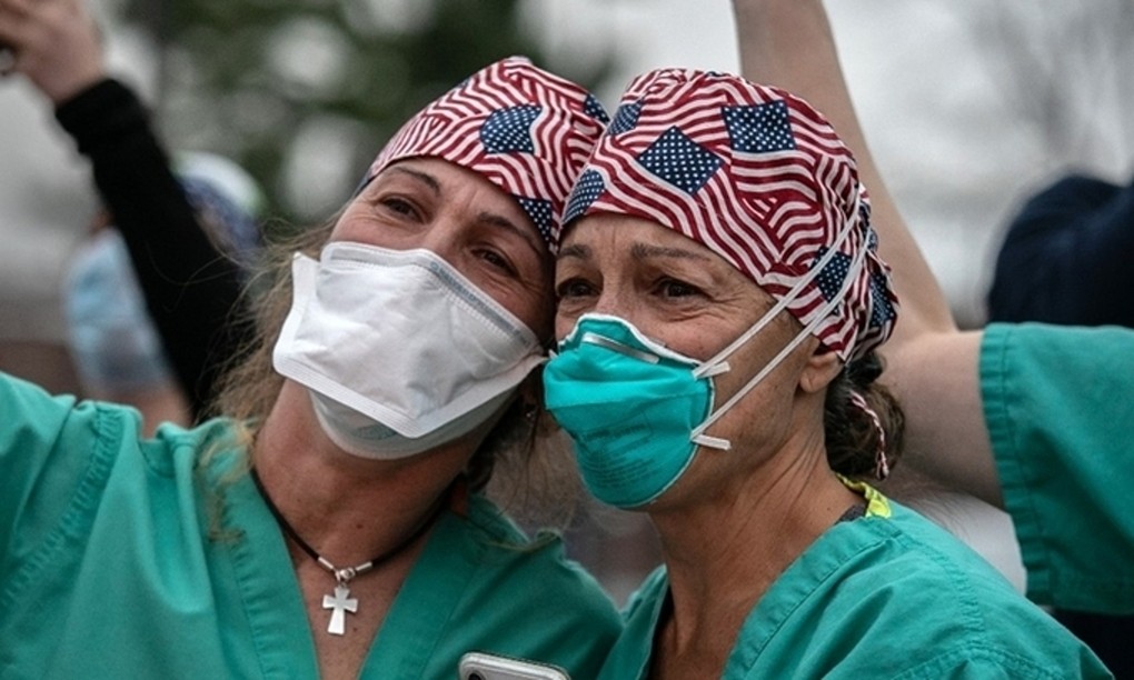 Nhân viên y tế ở bên ngoài trung tâm y tế Westchester tại Mỹ ngày 14/4. Ảnh: AFP.