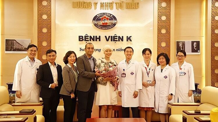 Y bác sĩ Bệnh viện K chúc mừng Thủy Tiên được xuất viện, hôm 29/10. Ảnh: Nhân vật cung cấp