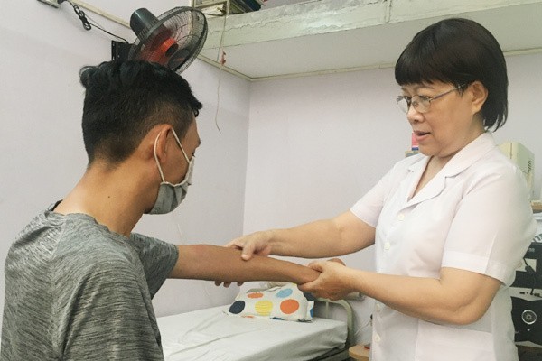 Chỉ sau một thời gian tập vật lý trị liệu, đến nay, tay anh Bình gần như phục hồi hoàn toàn