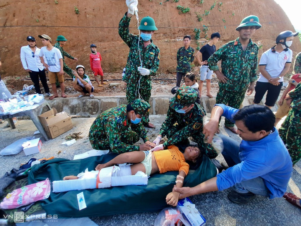 Bác sĩ cứu hộ ở vùng lở núi Trà Leng
