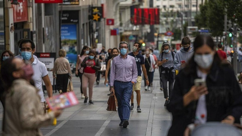 Người dân thành phố Madrid, Tây Ban Nha, đeo khẩu trang khi ra ngoài nhằm ngăn ngừa lây nhiễm nCoV. Ảnh: APNgười dân thành phố Madrid, Tây Ban Nha, đeo khẩu trang khi ra ngoài nhằm ngăn ngừa lây nhiễm nCoV. Ảnh: AP