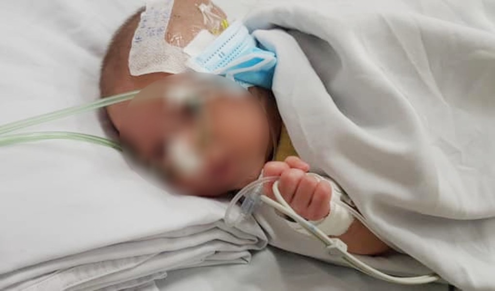 Bé trai nhiễm trùng bị cha mẹ bỏ rơi trong bệnh viện