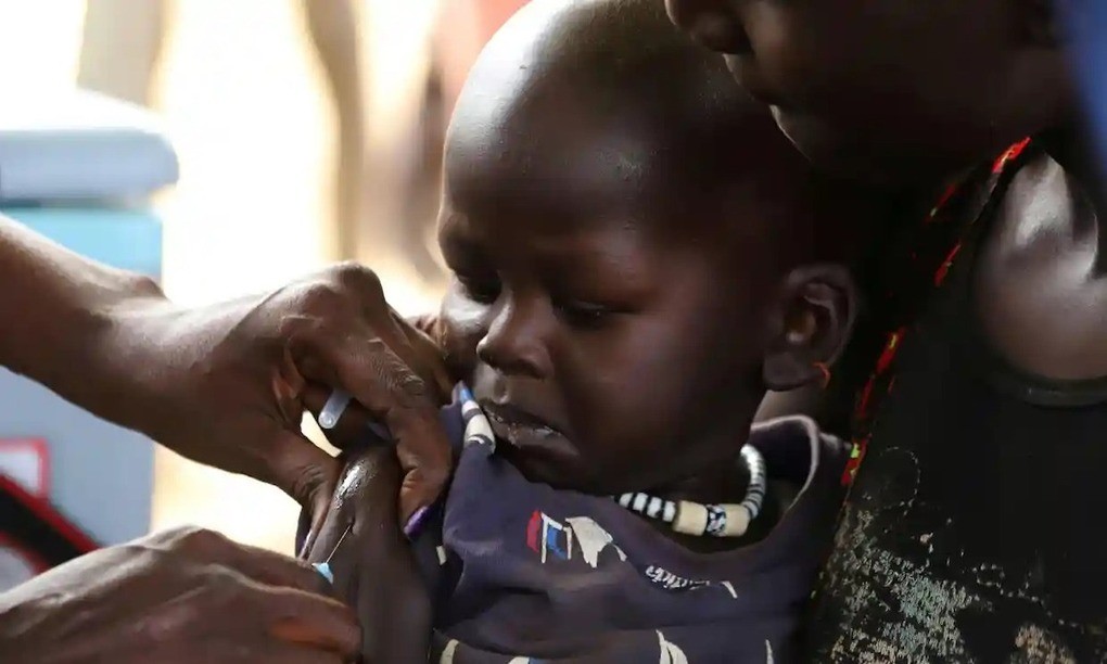 Một đứa trẻ được tiêm vaccine phòng bệnh sởi ở Juba, Nam Sudan. Ảnh: Samir Bol/Reuters.