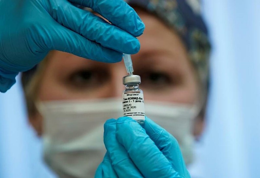 Nhân viên y tế thử nghiệm vaccine Sputnik V. Ảnh: Reuters