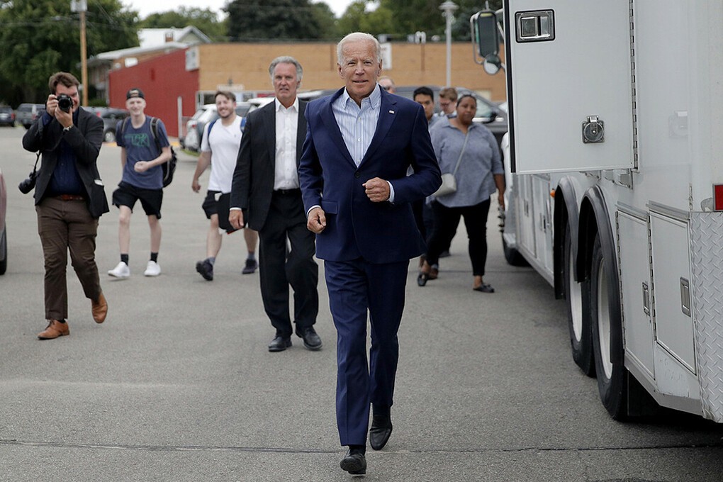 Joe Biden chạy bên ngoài tòa nhà Surf Ballroom, tại Iowa, tháng 9/2019. Ảnh: AP