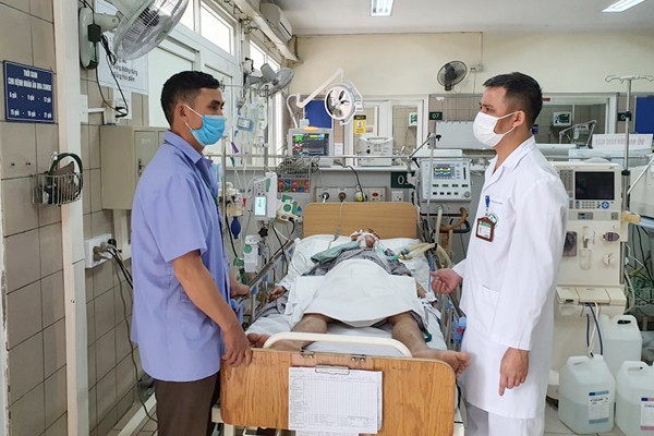 TS Nguyên thăm khám cho bệnh nhân khi còn điều trị tại Bệnh viện Bạch Mai
