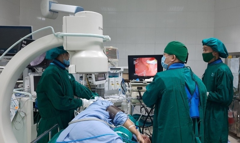 Bác sĩ đang can thiệp nội soi tụy mật ngược dòng (ERCP) bệnh nhân tại Bệnh viện Bãi Cháy. Ảnh: Bệnh viện cung cấp