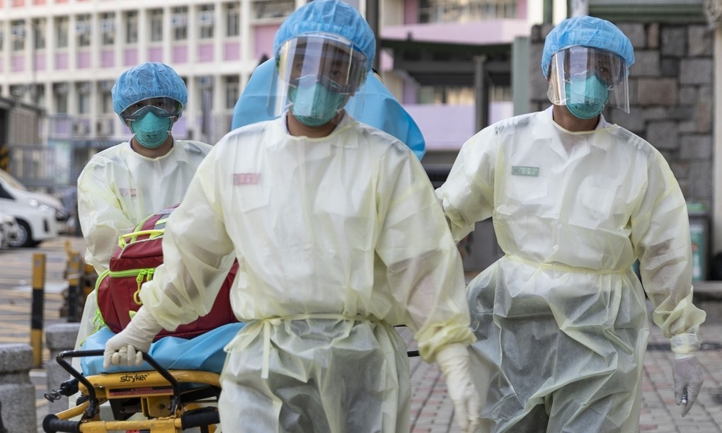 Nhân viên y tế tại Bệnh viện Lei Muk Shue, Hong Kong hồi tháng 8/2020. Ảnh: AFP