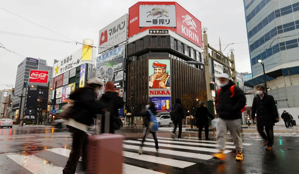 Người dân qua đường tại nga tư khu phố Susukino, Sapporo, Hokkaido. Ảnh: Kyodo