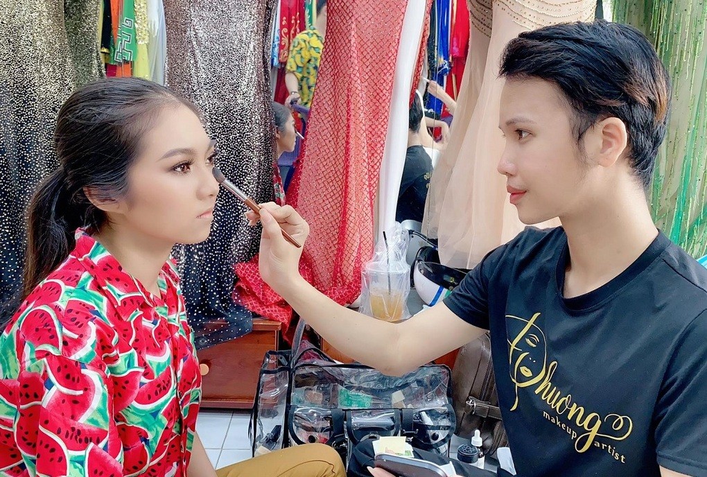 Phương (áo đen) là chuyên viên trang điểm tại TP HCM. Ngoài ra, Phương còn là Hoa hậu cuộc thi Miss Beauty Queen 2020. Ảnh: Nhân vật cung cấp