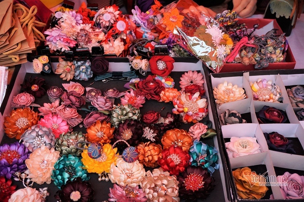 Một gian hàng bày bán hoa cài áo handmade tại hội chợ