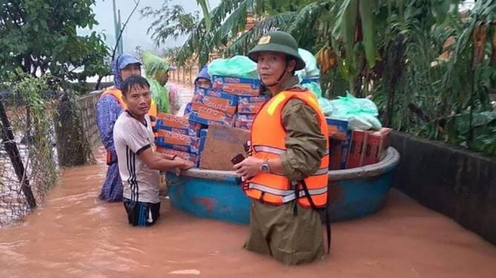Ông Miên giúp dân trong mùa mưa lũ vừa qua (ảnh: Quang Hà)