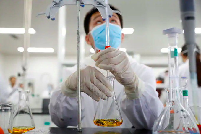 Chuyên viên làm việc tại phòng thí nghiệm của hãng dược Sinovac Biotech ở Bắc Kinh, tháng 9/2020. Ảnh: Reuters