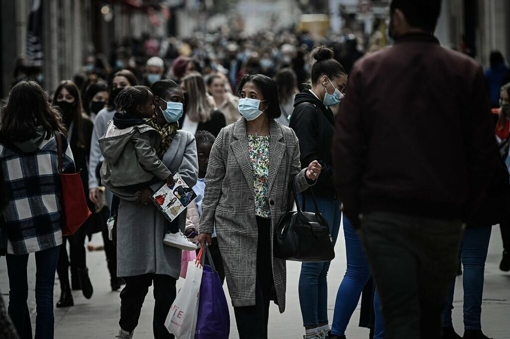 Người dân mua sắm tại thành phố Paris, Pháp, tháng 11/2020. Ảnh: AFP