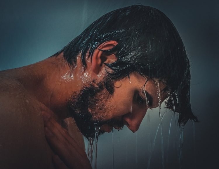 Kỳ lạ người đàn ông cấp cứu sau khi tắm do dị ứng với nước lạnh