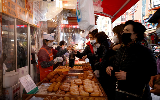 Người dân mua sắm tại một khu chợ truyền thống ở Seoul khi Covid-19 đang bùng phát, tháng 11/2020. Ảnh: Reuters