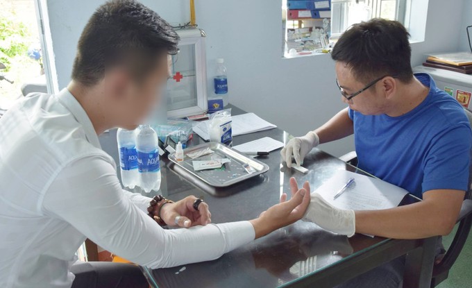 Anh Tống Văn Nam (áo xanh) test nhanh HIV miễn phí tại Kết nối Trẻ cho một nam thanh niên. Ảnh: Nhân vật cung cấp.