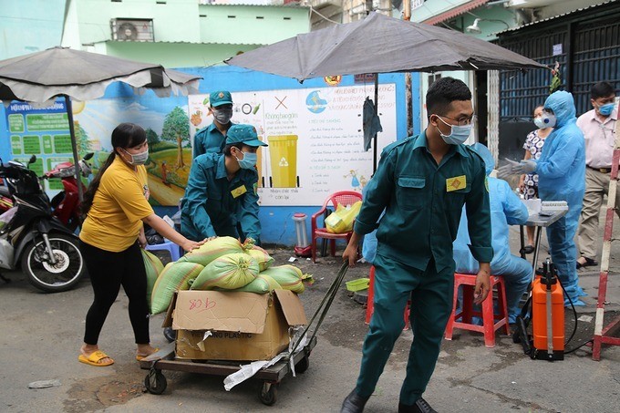 UBND quận 6 ngày 1/12 cung cấp gạo cho người dân bị cách ly 14 ngày. Ảnh: Đình Văn.