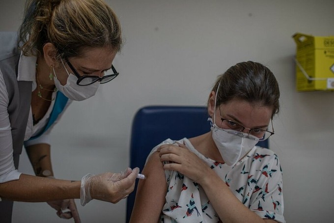 Tình nguyện viên thử nghiệm vaccine CoronaVac tại São Paulo. Ảnh: NY Times