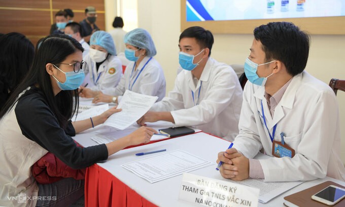 Tư vấn đăng ký thử nghiệm lâm sàng Nanocovax tại Học viện Quân y ngày 10/12. Ảnh: Văn Phong.