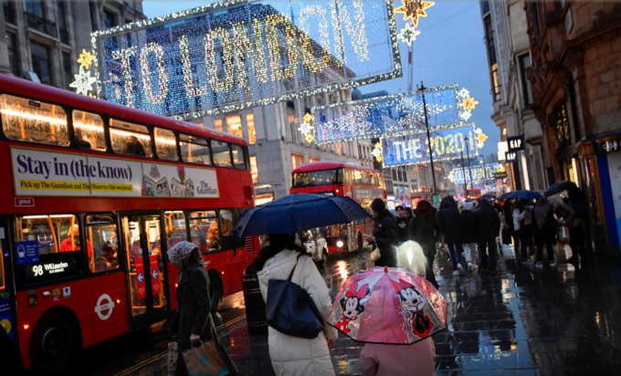 Người dân đi bộ trên đường phố của thủ đô London, Anh, ngày 16/12. Ảnh: Reuters