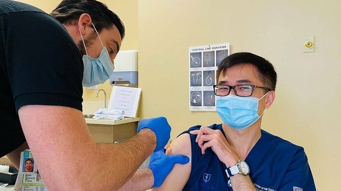 Bác sĩ gốc Việt tiêm vaccine Pfizer: 'Chỉ hơi đau nhức vai phải'