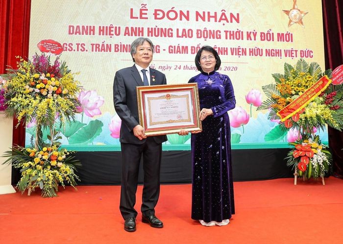 Phó Chủ tịch nước Đặng Thị Ngọc Thịnh trao tặng danh hiệu Anh hùng lao động thời kỳ đổi mới cho Giám đốc Bệnh viện Hữu nghị Việt Đức