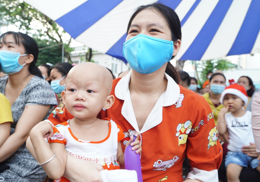 Bé Thiên Kim trong vòng tay mẹ. Ảnh: Thư Anh.