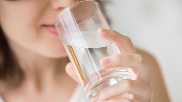 Uống 1 cốc nước khi bụng đói có 4 lợi ích, nhưng cần tránh 3 loại nước này