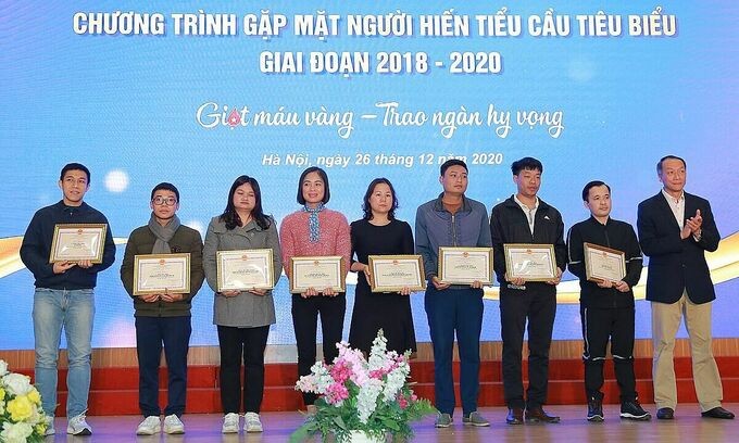 Những người hiến tiểu cầu tiêu biểu giai đoạn 2018 - 2020, được tặng bằng khen, sáng 26/12. Ảnh: Công Thắng.