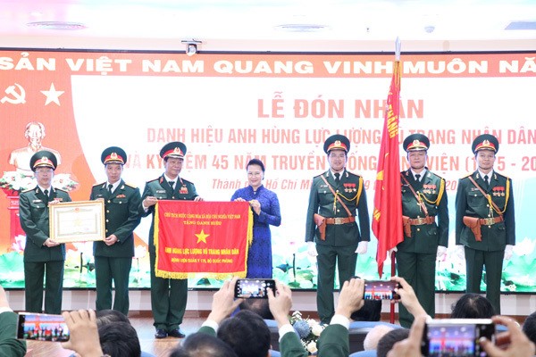 Chủ tịch Quốc hội Nguyễn Thị Kim Ngân trao tặng danh hiệu Anh hùng Lực lượng vũ trang nhân dân cho lãnh đạo Bệnh viện Quân y 175. Ảnh: Liên Anh