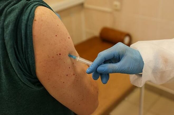 Một người được tiêm vaccine Sputnik V tại một phòng khám ở Minsk, Belarus, ngày 29/12. Ảnh: Reuters