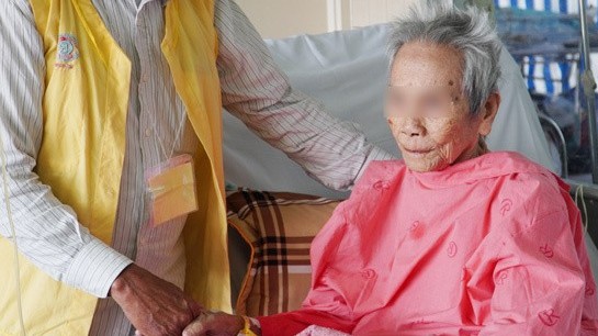 Thay khớp háng cho cụ bà 106 tuổi