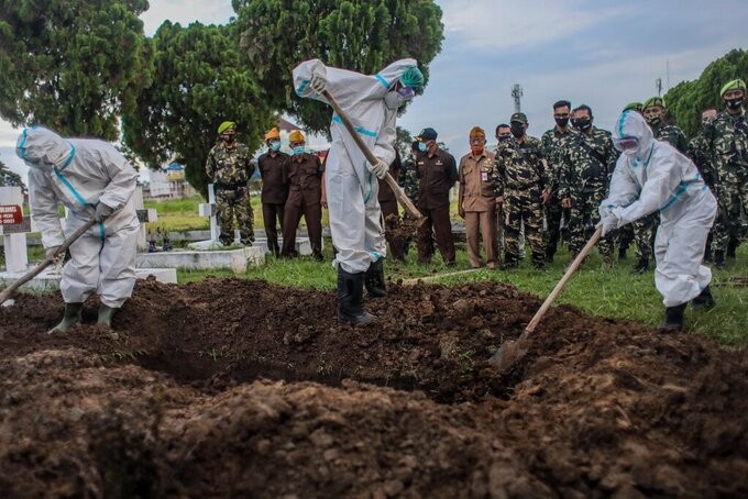 Đám tang một bệnh nhân Covid-19 tại Indonesia hôm 11/1. Ảnh: NY Times