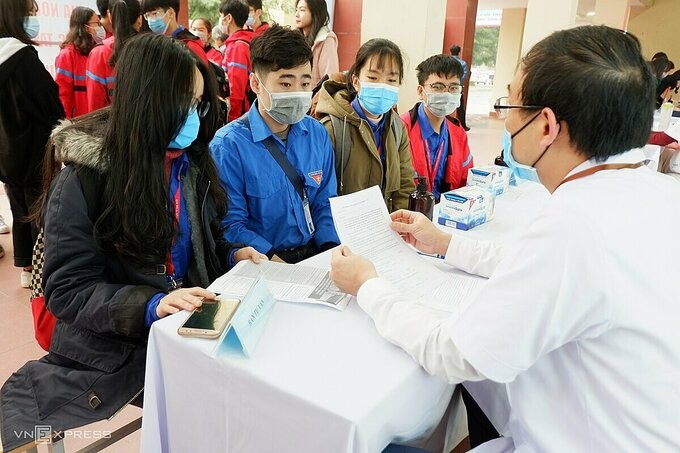 Bác sĩ tư vấn cho nhóm sinh viên y khoa đăng ký thử nghiệm lâm sàng vaccine, sáng 21/1. Ảnh: Văn Phong.