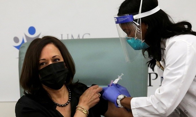 Phó tổng thống Mỹ Kamala Harris (trái) tiêm vaccine Covid-19 của công ty Mordena hồi tháng 12 năm ngoái. Ảnh: Reuters.