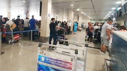 Không phong tỏa sân bay Tân Sơn Nhất, xét nghiệm khẩn cho 1.000 nhân viên