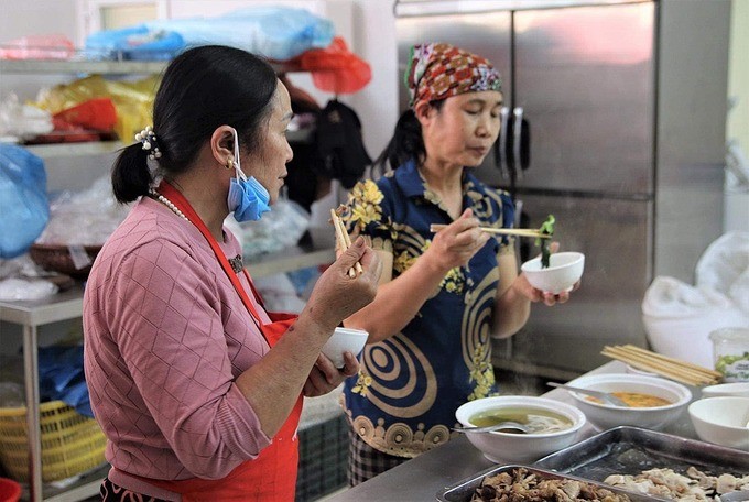 Bữa cơm trưa vội vàng trong khu bếp bệnh viện dã chiến của các cô hậu cần. Ảnh: Trung Sơn.