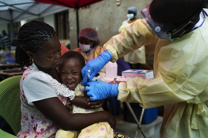 Một đứa trẻ được tiêm vaccine phòng bệnh Ebola ở Beni, Congo, hôm 13/7/2019. Ảnh: AP