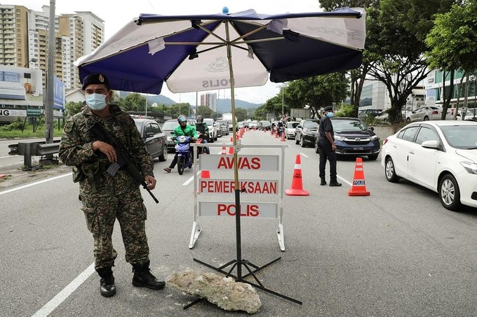 Chốt cảnh sát kiểm dịch tại Malaysia. Ảnh: Reuters