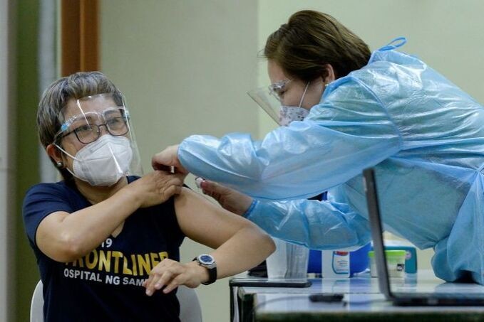 Một nhân viên y tế diễn tập tiêm vaccine Covid-19 tại Manila, Philippines, hôm 19/1. Ảnh:Reuters.