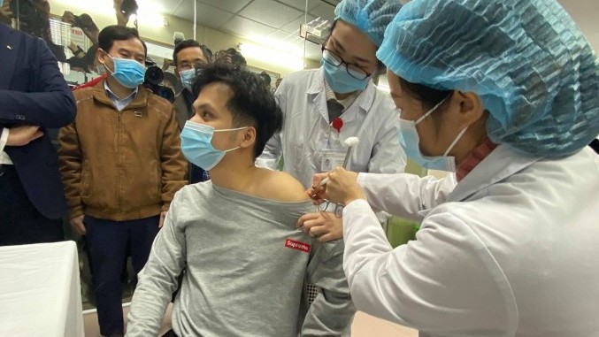 Việt Nam nên ưu tiên tiêm vaccine cho đối tượng nào?