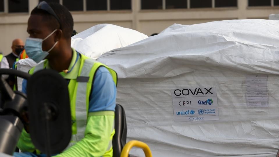 Các lô vaccine Covid-19 do Covax tài trợ đến sân bay quốc tế Kotoka ở Accra (Ghana).