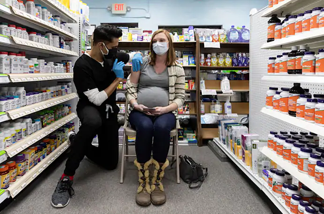 Michelle Melton, mang thai 35 tuần, tiêm vaccine của Pfizer-BioNTech, ngày 11/2. Ảnh: Reuters